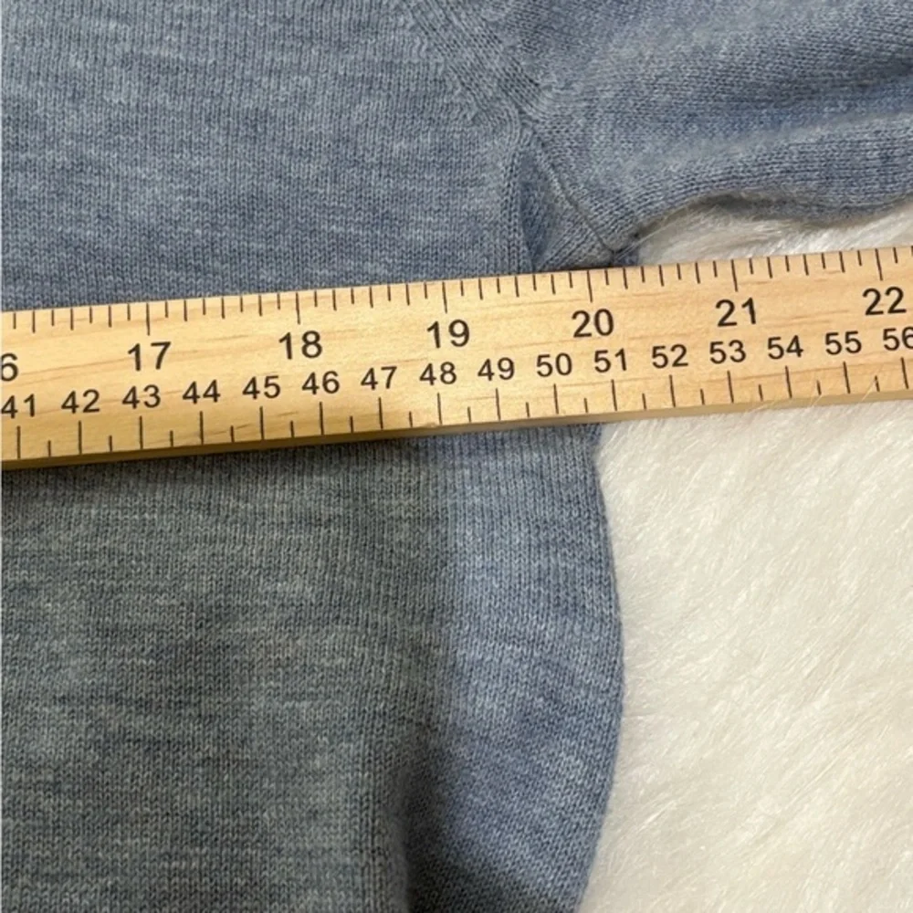 J. Crew Men's V-neck Long Sleeve‎ Pull Over Sweater Size Medium Light Blue